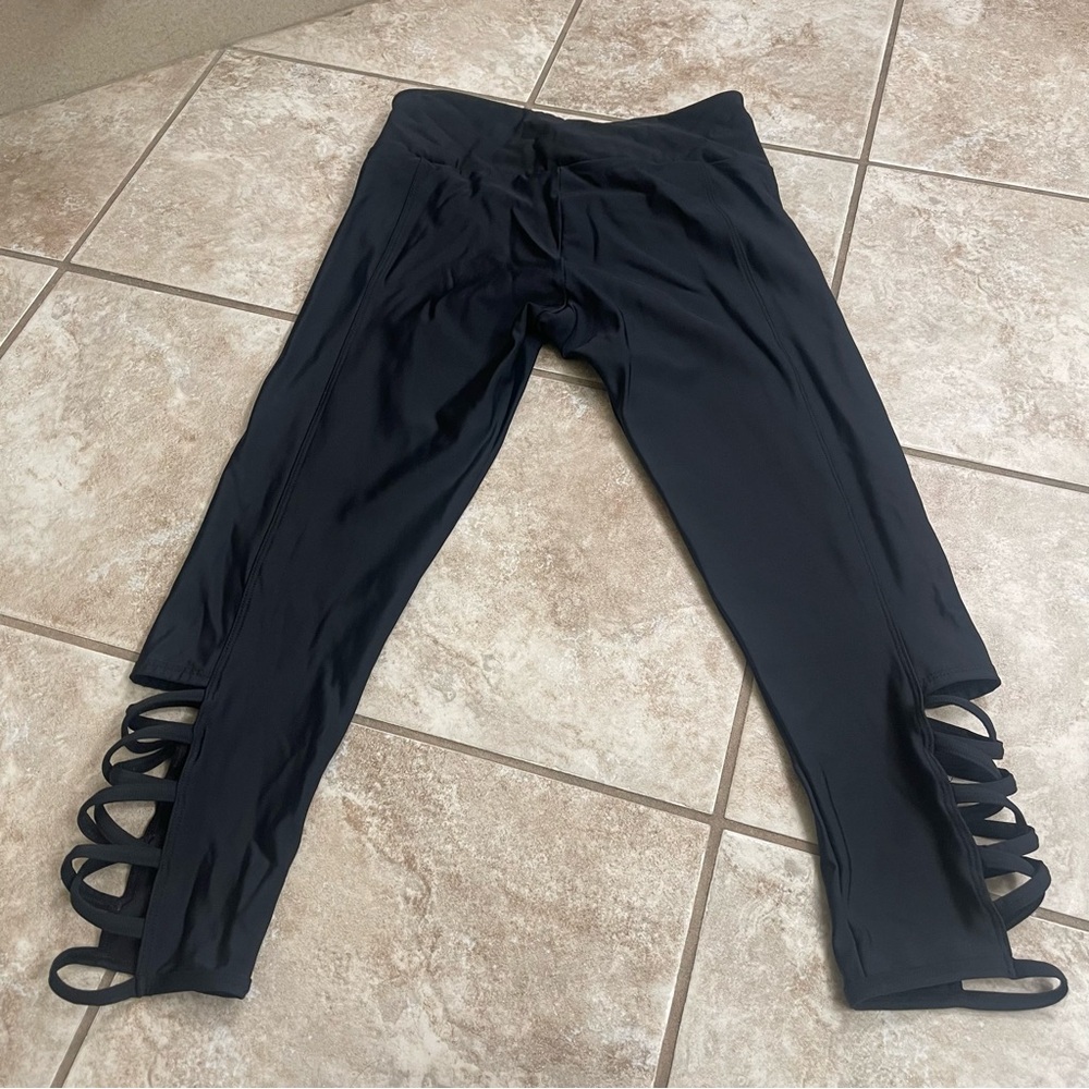 Onzie Capri Activewear Yoga Leggings Womens M/L Black Strappy Paneled Pull On - Picture 4 of 10